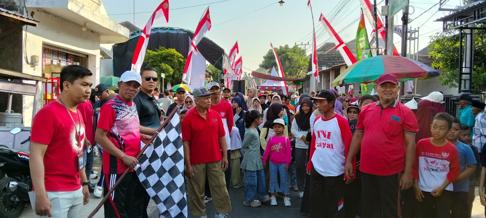 MERIAHKAN AGUSTUSAN DENGAN JALAN SANTAI BERSAMA CAMAT TAKERAN